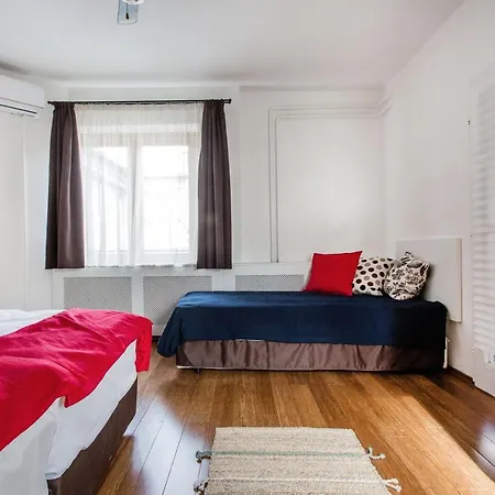 Cecile's Central, Gastro Str, Wifi, 2 Bed And 2 Bathrooms Lejlighed *