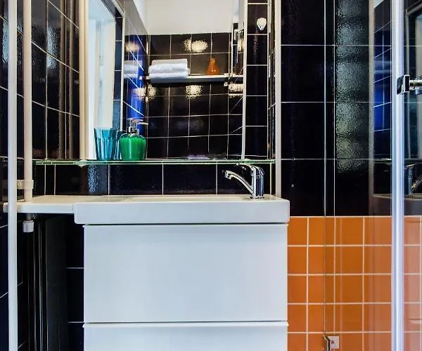 Cecile's Central, Gastro Str, Wifi, 2 Bed And 2 Bathrooms *