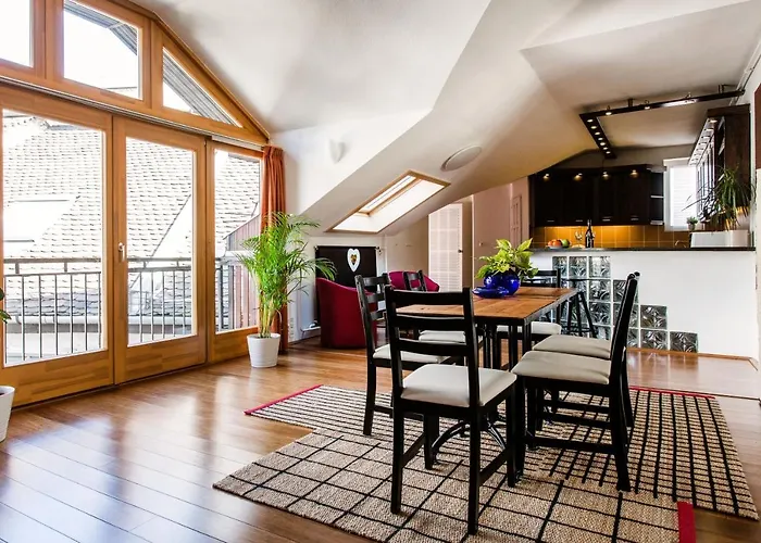 Apartament Cecile's Central, Gastro Str, Wifi, 2 Bed And 2 Bathrooms Budapesta