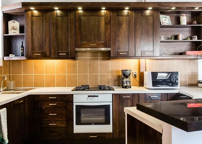 Apartament Cecile's Central, Gastro Str, Wifi, 2 Bed And 2 Bathrooms *