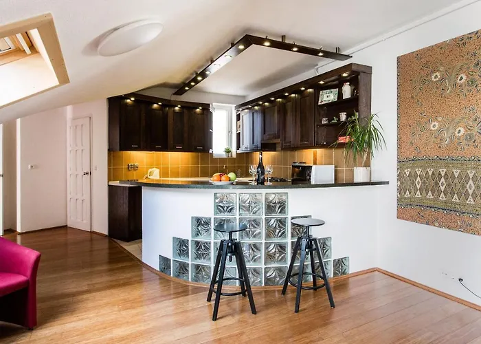 Cecile's Central, Gastro Str, Wifi, 2 Bed And 2 Bathrooms * Budapesta