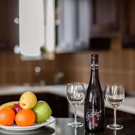Cecile's Central, Gastro Str, Wifi, 2 Bed And 2 Bathrooms Appartement