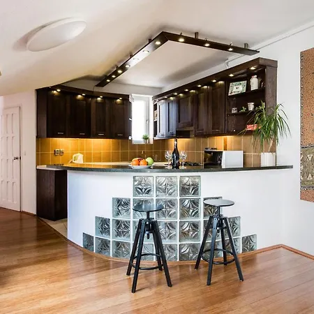 Cecile's Central, Gastro Str, Wifi, 2 Bed And 2 Bathrooms * Budapešť