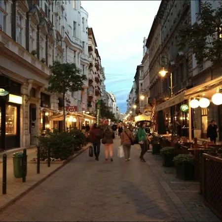 Cecile's Central, Gastro Str, Wifi, 2 Bed And 2 Bathrooms Appartement *