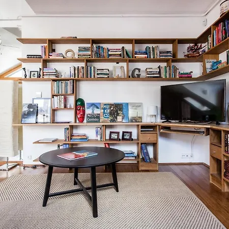 Daire Cecile's Central, Gastro Str, Wifi, 2 Bed And 2 Bathrooms *