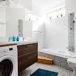 Apartment Cecile's Central, Gastro Str, Wifi, 2 Bed And 2 Bathrooms *