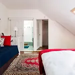 Cecile's Central, Gastro Str, Wifi, 2 Bed And 2 Bathrooms Apartment *