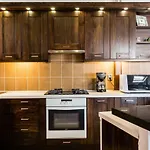 Apartment Cecile's Central, Gastro Str, Wifi, 2 Bed And 2 Bathrooms *