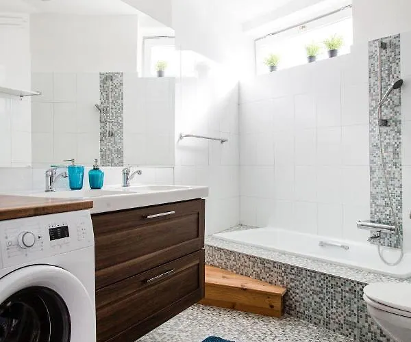 Appartement Cecile's Central, Gastro Str, Wifi, 2 Bed And 2 Bathrooms *